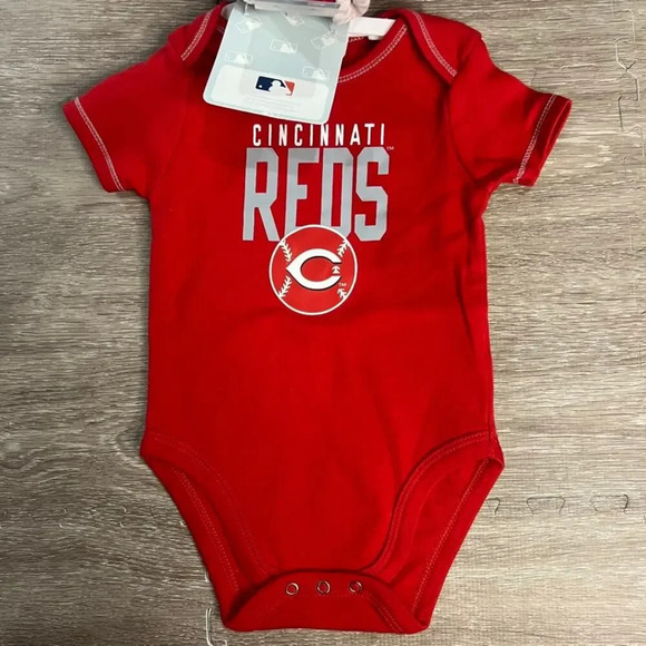 NWT Cincinnati Reds Infant Layette Set Bodysuit Bib Booties Unisex Red 6-9 Month - Picture 3 of 4